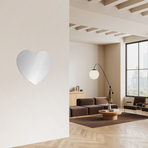 miroir coeur sur un mur dans un couloir