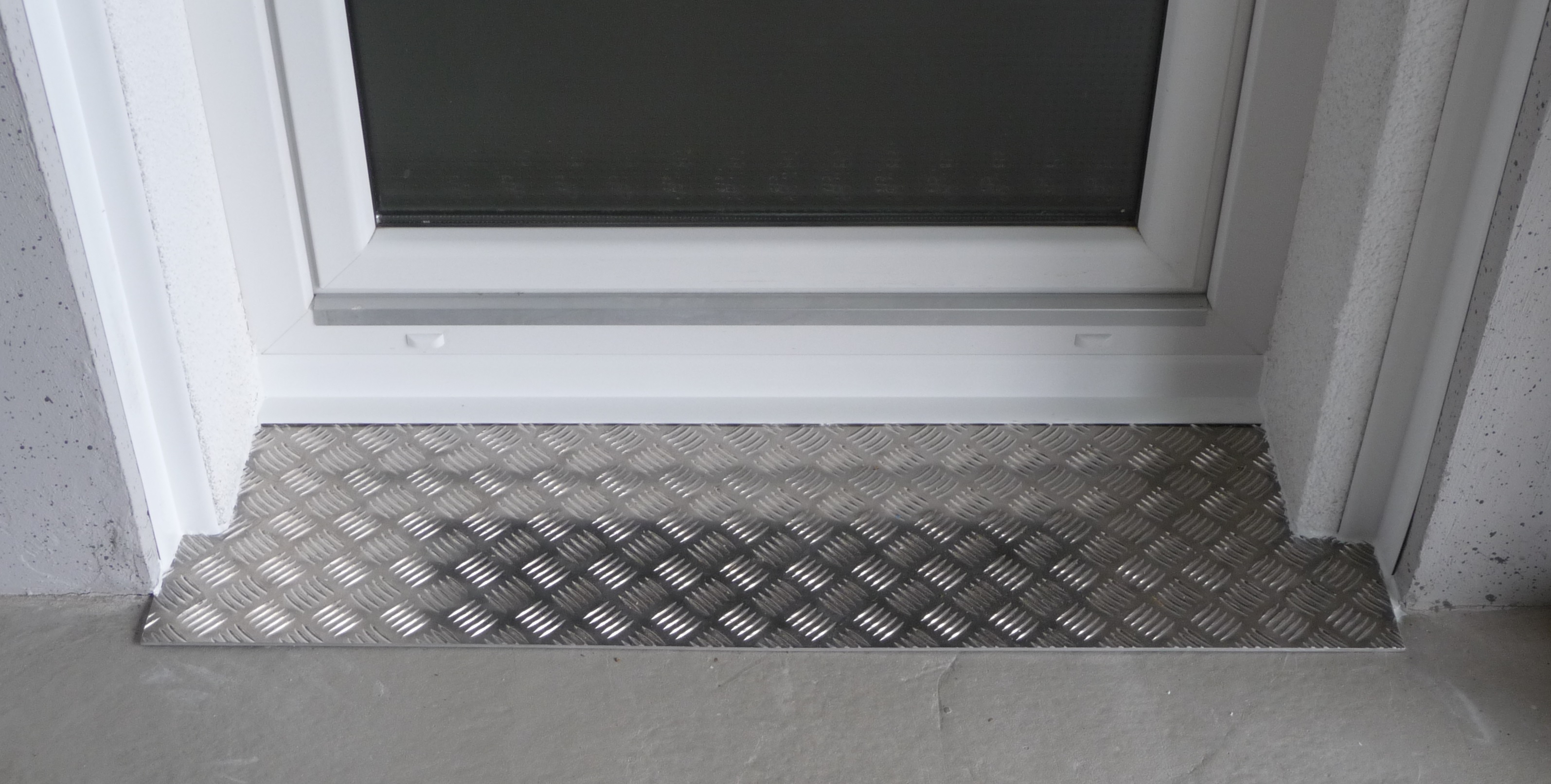 Alumat seuil de porte universel en aluminium inoxydable Idéal comme butoir de porte pour portes Protection contre les parasites ou les intempéries