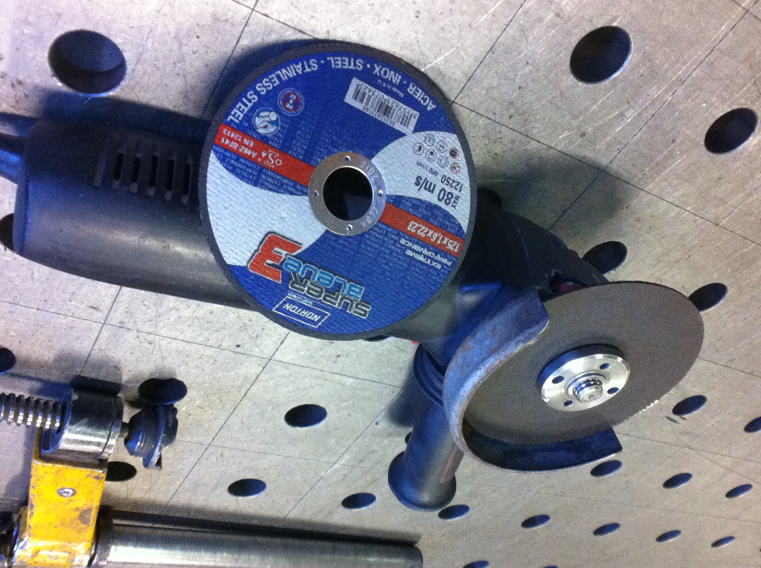 Couper un métal avec un disque à tronçonner