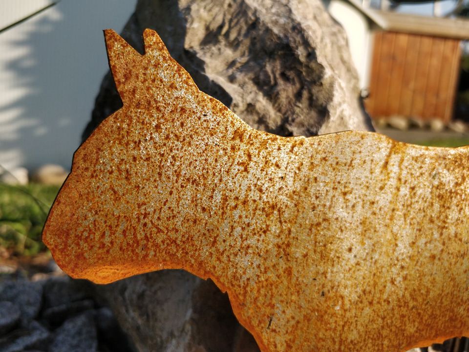 Chat en acier corten avec corrosion naturelle