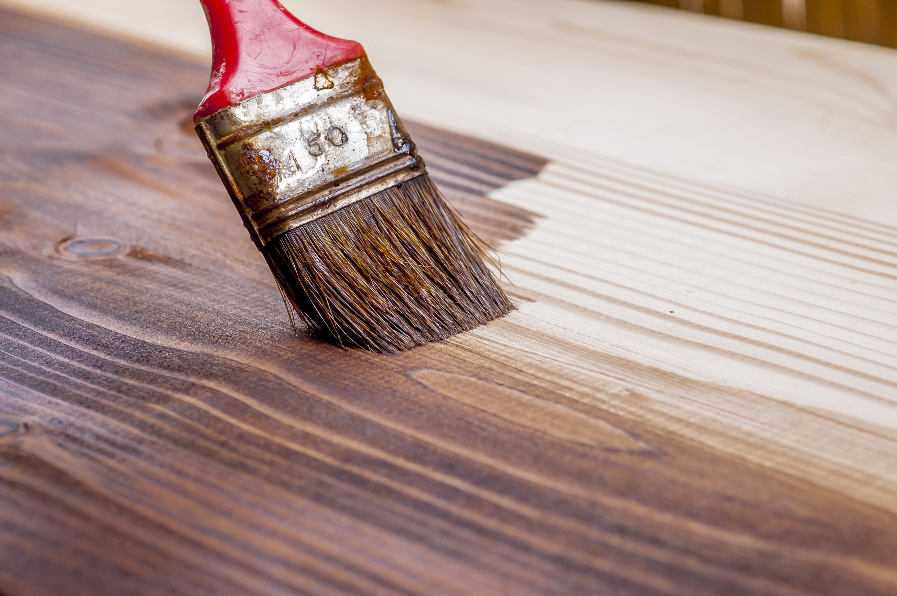 application-vernis-renovation-plan-travail-bois