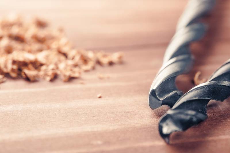 outillage pour percer un panneau de bois