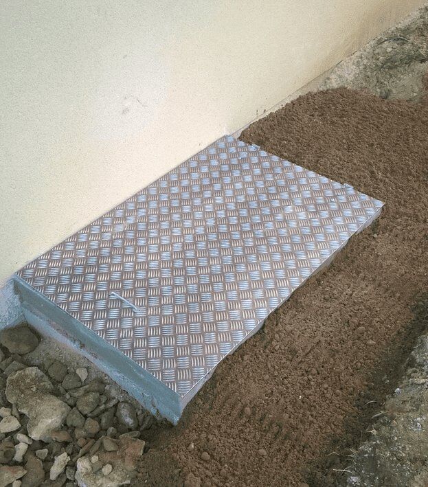 Covering a crawl space with a non-slip metal plate 🚶‍♂️