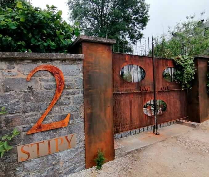 Create your custom house numbers, for an exterior full of Steel 🤩!