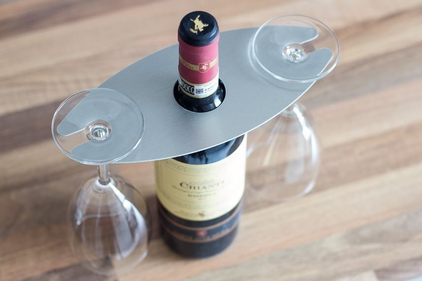 A wine glass holder for Valentine's Day