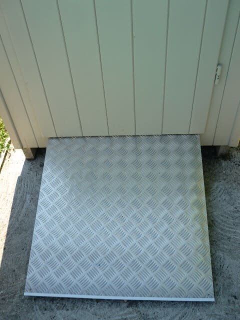 Wie stellt man eine rutschfeste Aluminiumrampe her?
