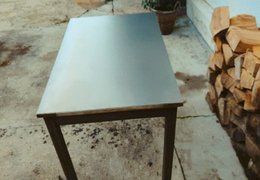 DIY: Geef een oud houten tafel een tweede leven met een cortenstalen plaat! - John Steel Blog