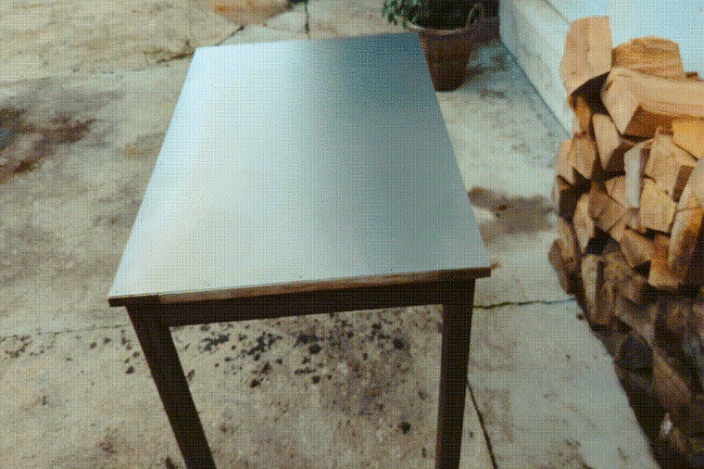 DIY : Donnez une seconde vie à une vieille table en bois avec une plaque en acier corten !