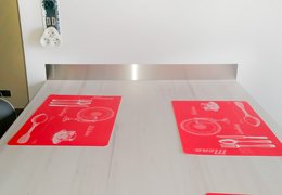 Realizzazione di un rivestimento posteriore basso in acciaio inox satinato