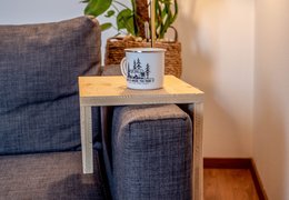 Mese del fai-da-te in legno: Come creare un tavolo portaoggetti per bracciolo del divano in legno su misura 🛋️