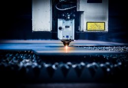 Scegli tra taglio laser o taglio a getto d'acqua per il tuo progetto in metallo!