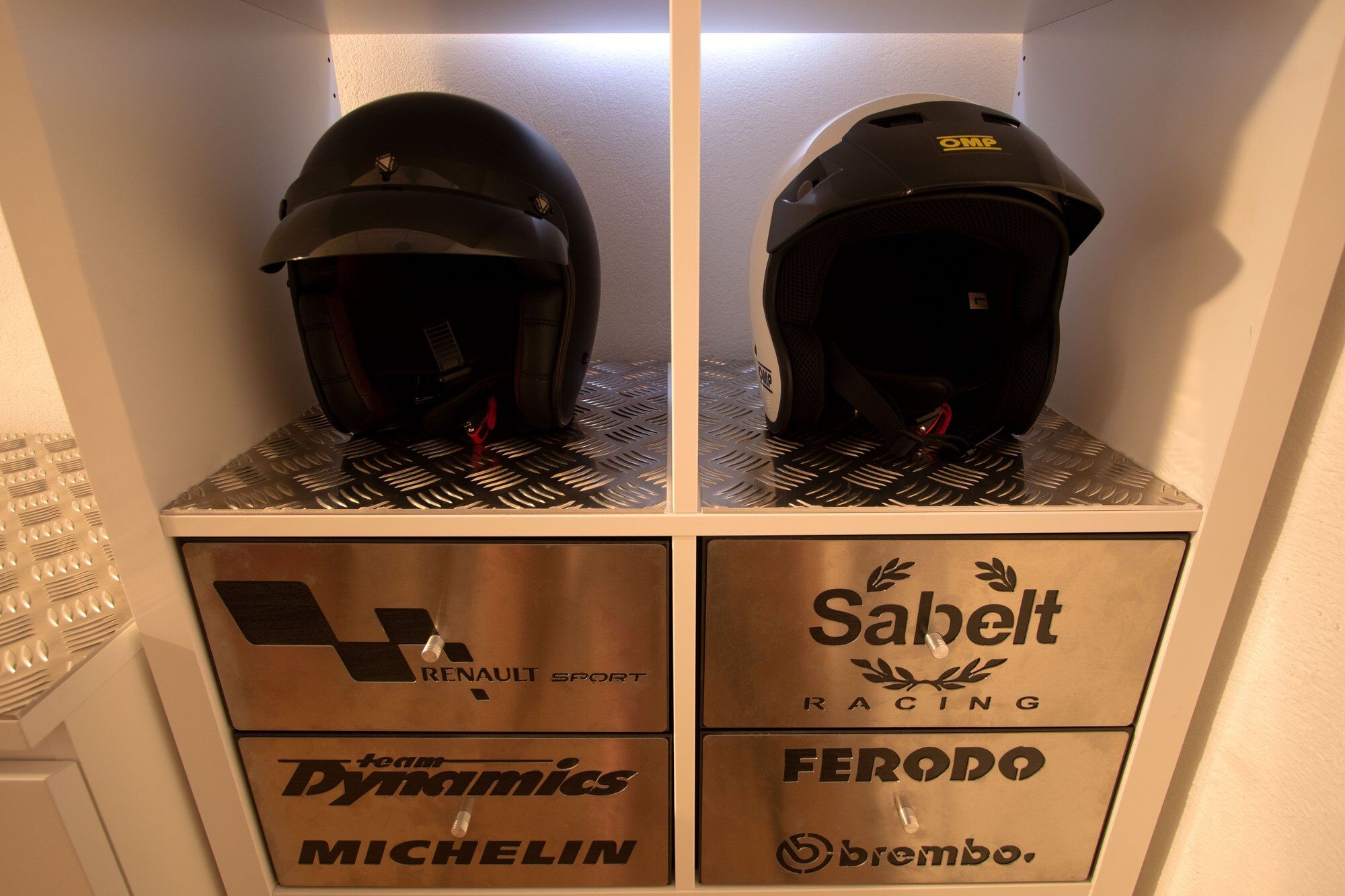 Como renovar um móvel de madeira com uma placa de metal?