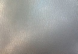 O metal vestido de couro