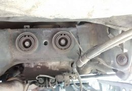 Reforçar o chassi de um carro de drift com uma placa de aço personalizada
