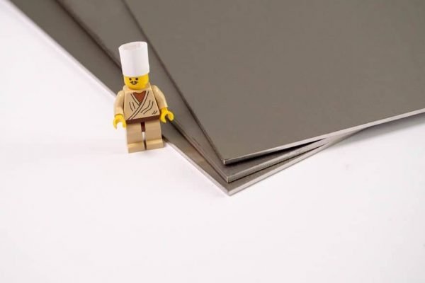 Gebürstetes oder poliertes Edelstahlblech: Welche Oberfläche für welches Projekt?