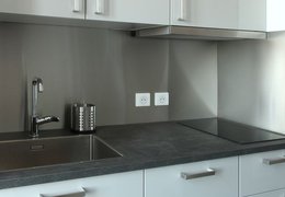Rénovation d’une kitchenette avec une crédence en inox