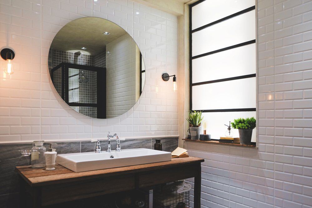 Pourquoi utiliser de l’inox miroir sur-mesure pour votre salle de bain ?