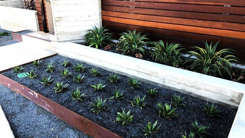 Création déco pour votre jardin : la bordure en acier corten