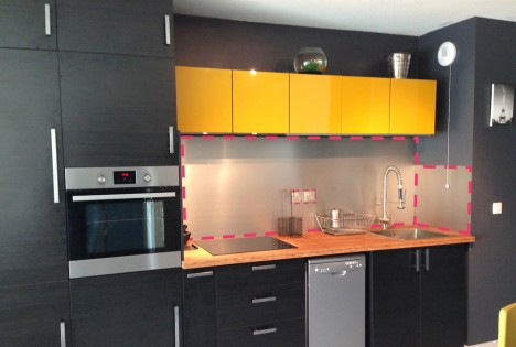 Custom anti-fingerprint splashback