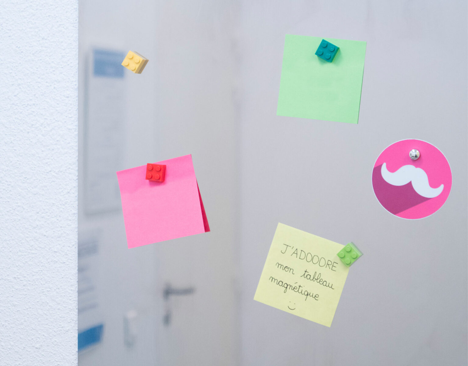 Quel métal pour réaliser un tableau d'affichage aimanté ? - John Steel Mag