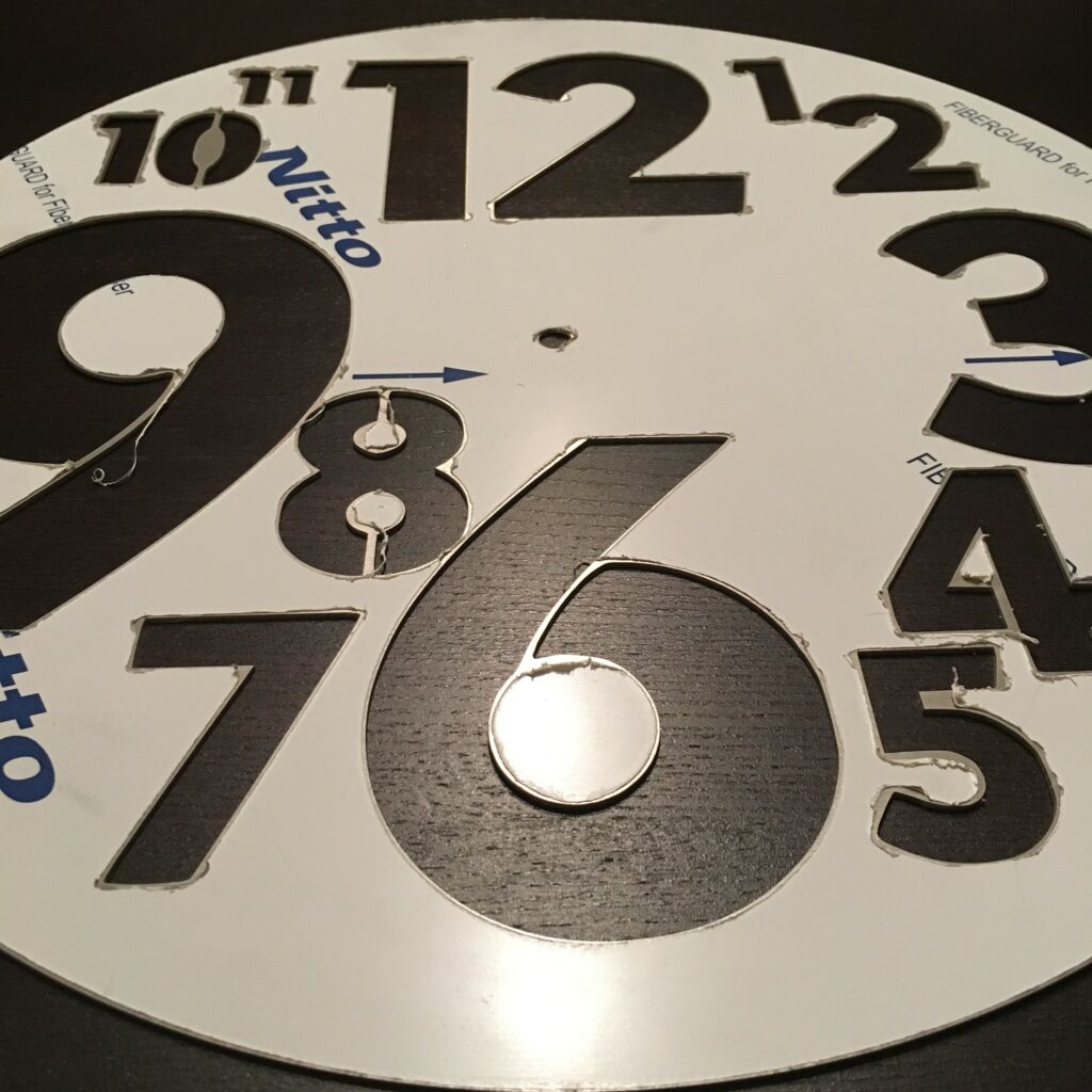 Vue d'ensemble de l'horloge design avant d'enlever le film de protection