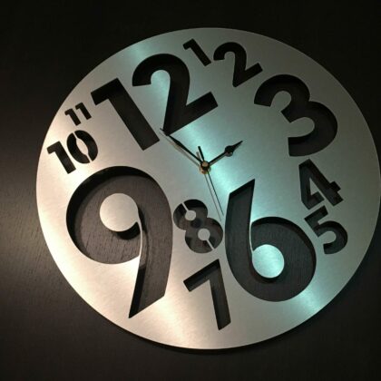Créer une horloge design en aluminium anodisé