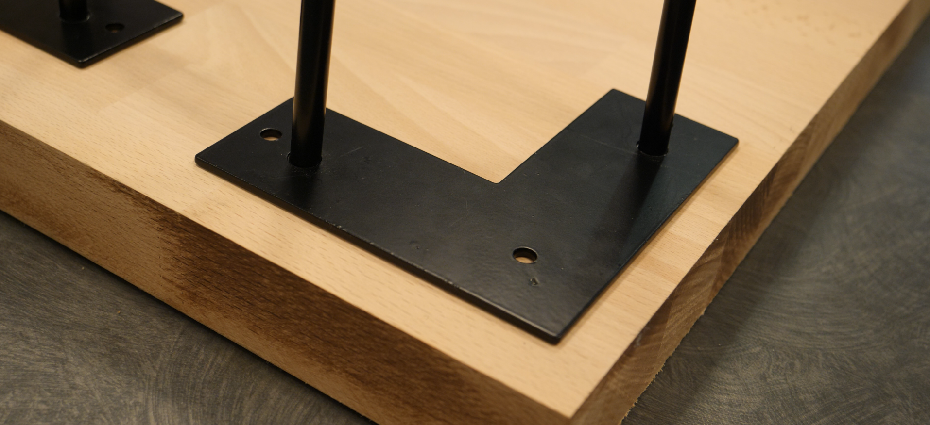 montage-pieds-en-épingle-console-en-bois