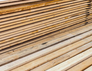Tout savoir sur le panneau de bois massif pour bien faire son choix 🌲
