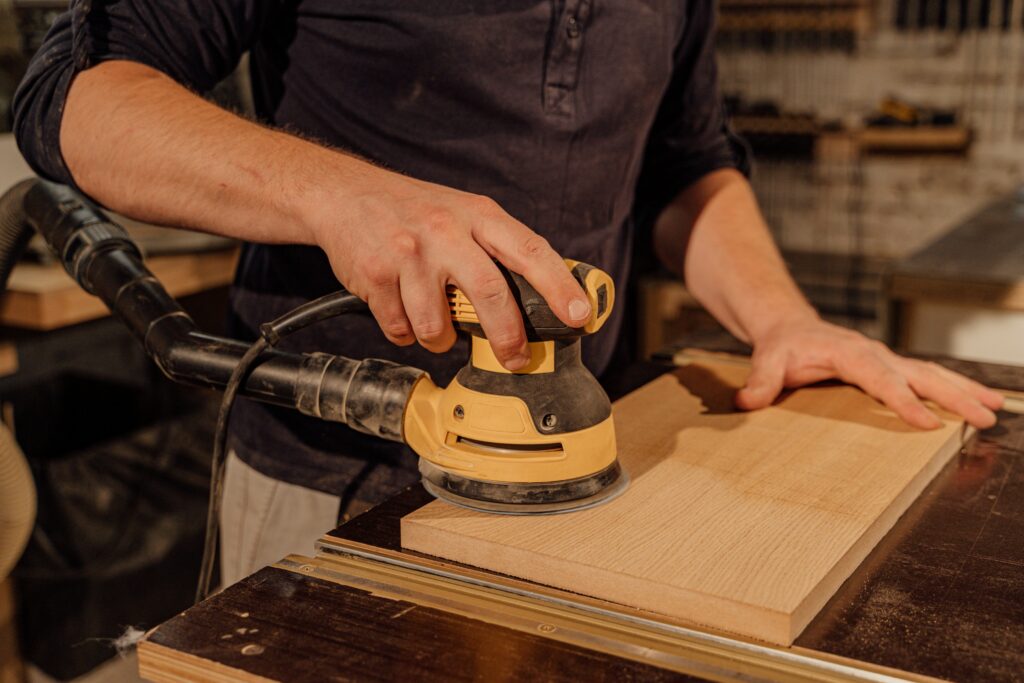 Comment enlever les rayures sur un panneau de bois vernis ?