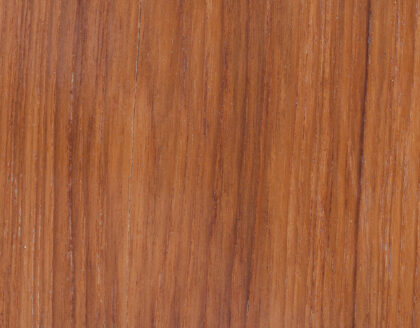 Comment enlever les rayures sur un panneau de bois vernis ?