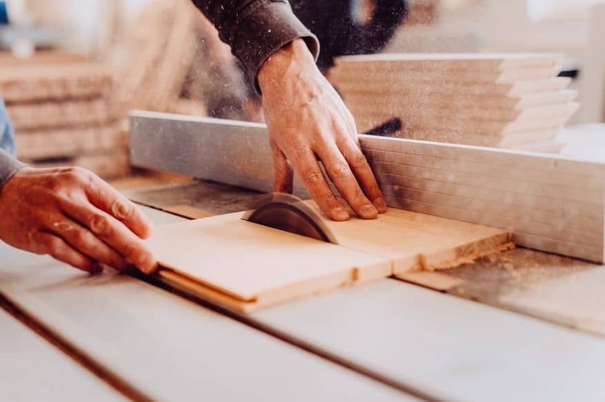 Comment découper un panneau en bois