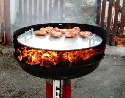 plancha en inox alimentaire sur un barbecue charbon