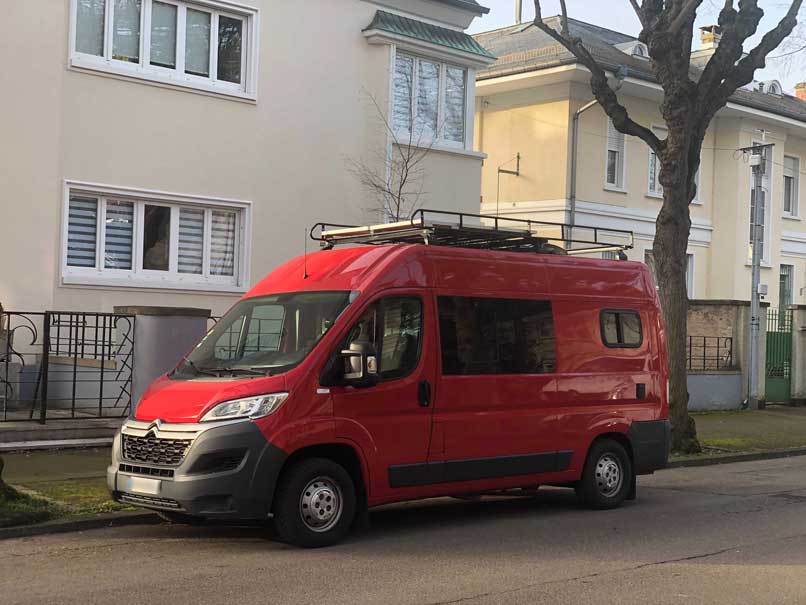 Aménager un van avec une table en bois sur-mesure !