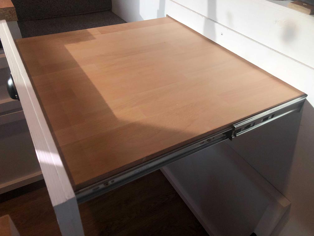 Aménager un van avec une table en bois sur-mesure !