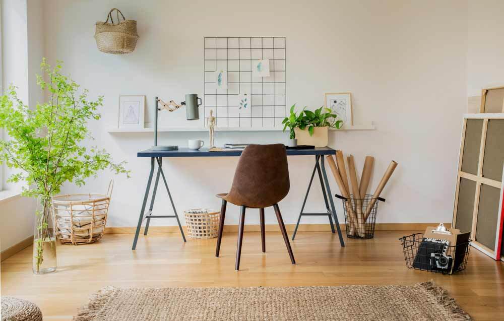 Idee für einen maßgefertigten Schreibtisch aus schwarzem MDF-Holz auf Böcken