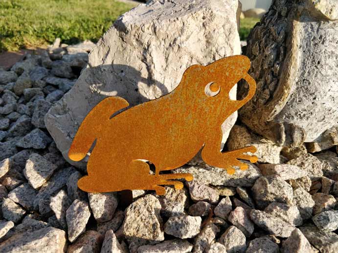 Garden decoration : metal sculpture in form of a frog