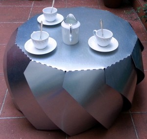 Tisch aus Metall