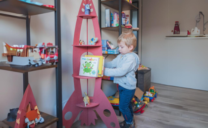Fusée originale et durable : une bibliothèque sur-mesure en bois pour enfant ! 