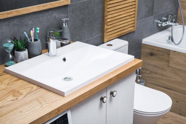 lavabo incrusté dans du bois dans une salle de bain