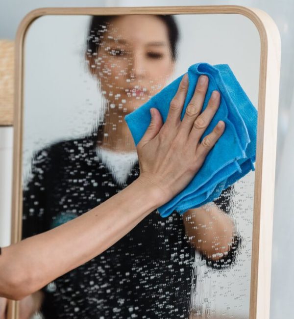 bathroom mirror cleaning