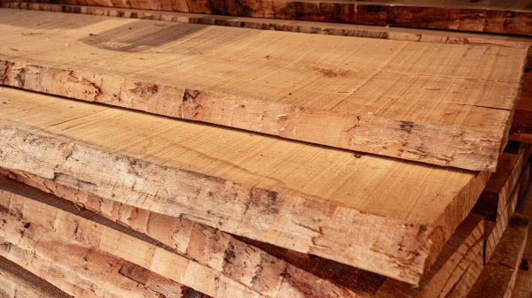 planches de bois brut empilées