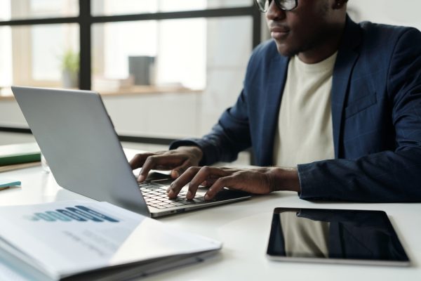 homme qui fait un devis sur internet